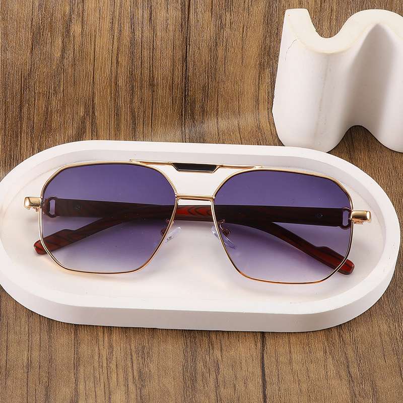 Stylish Gold Frame Aviator Sunglasses image 3