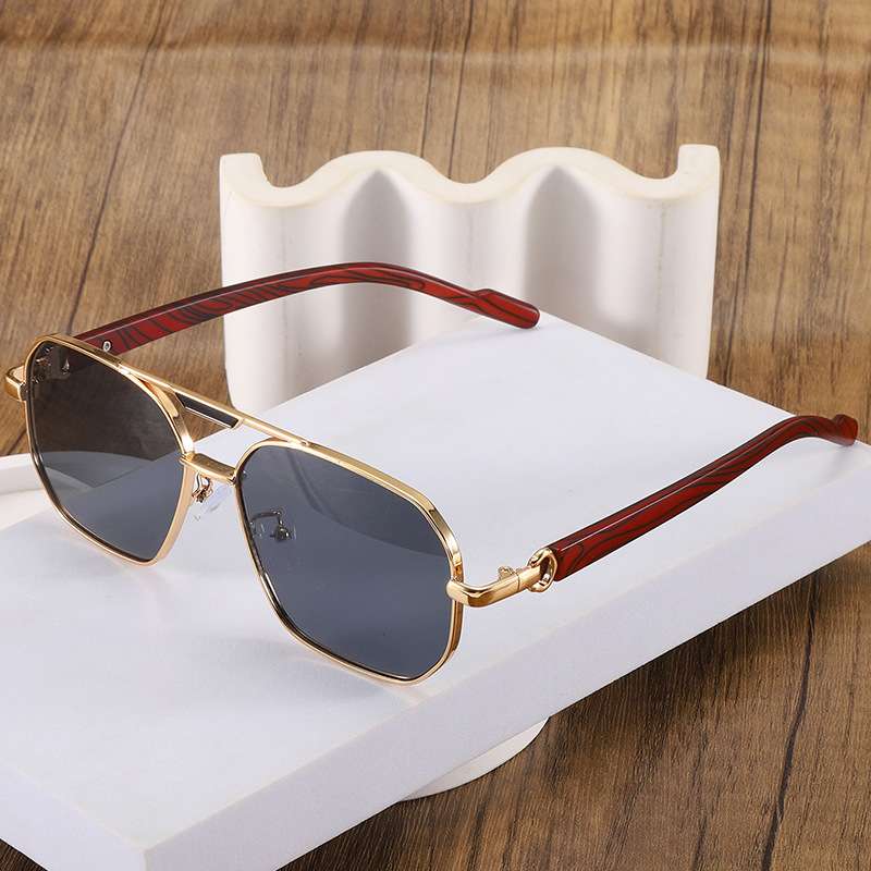 Stylish Gold Frame Aviator Sunglasses image 5
