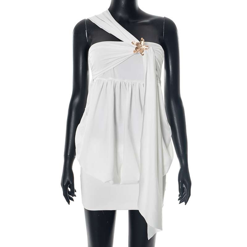 Elegant One-Shoulder Dress with Starfish Brooch Accent image 3