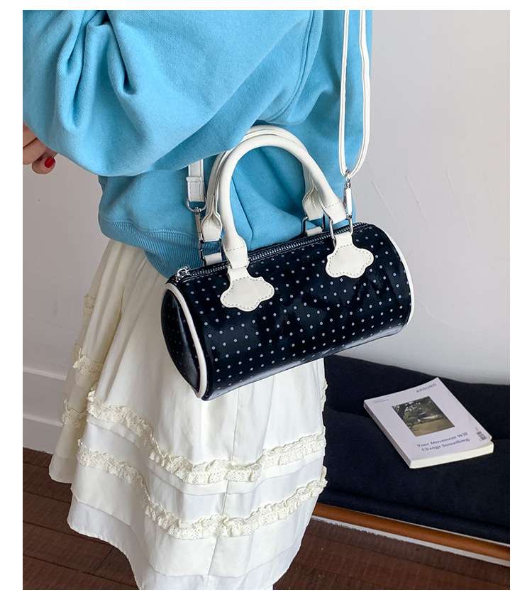 حقيبة كروسبودي أسطوانية منقطة