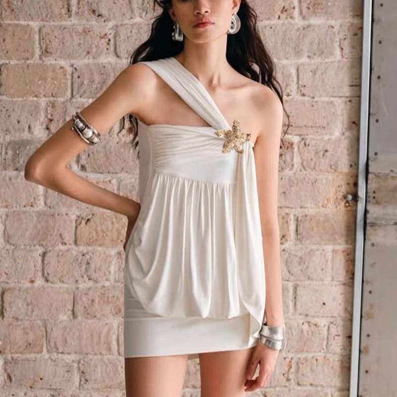 Elegant One-Shoulder Dress with Starfish Brooch Accent image 4