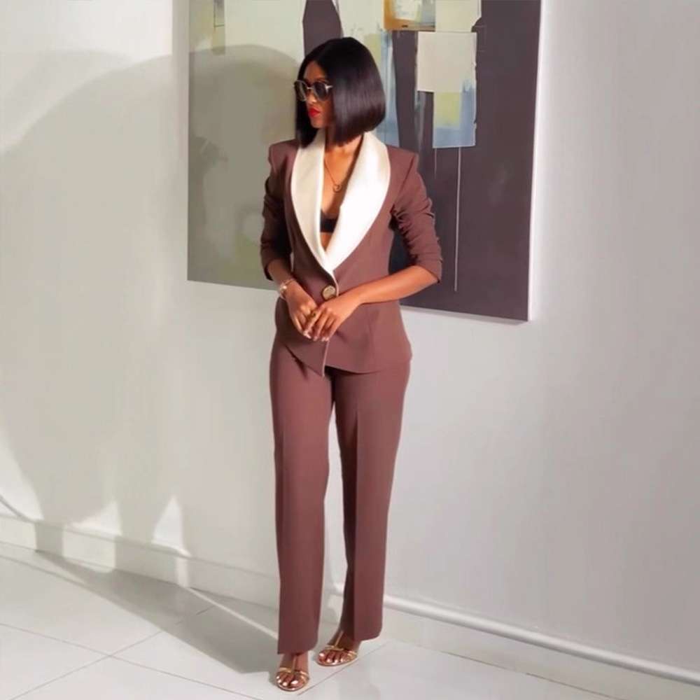 Elegant Suit with Contrast Lapel & Trousers image 1