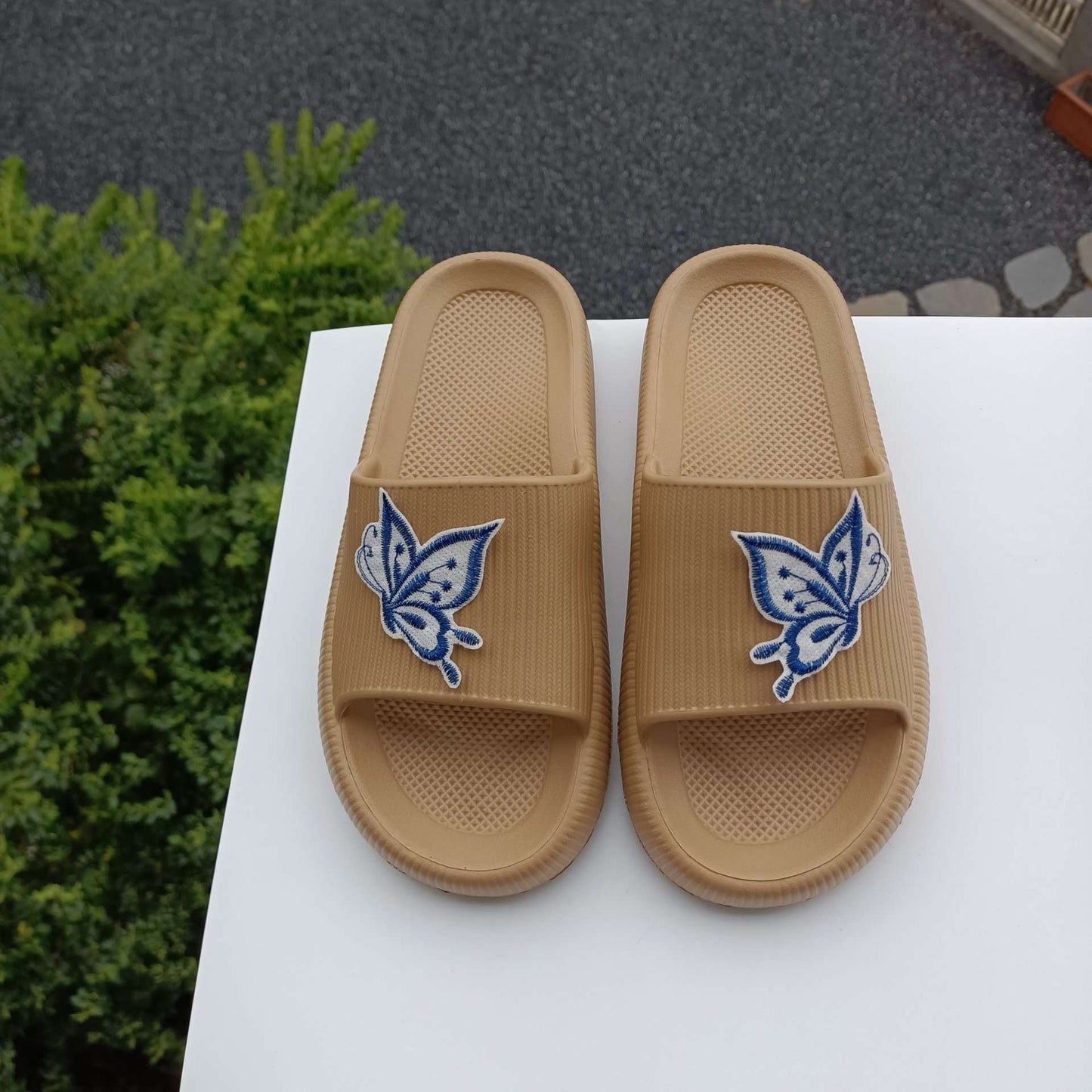 صندل مفتوح مزين بفراشة