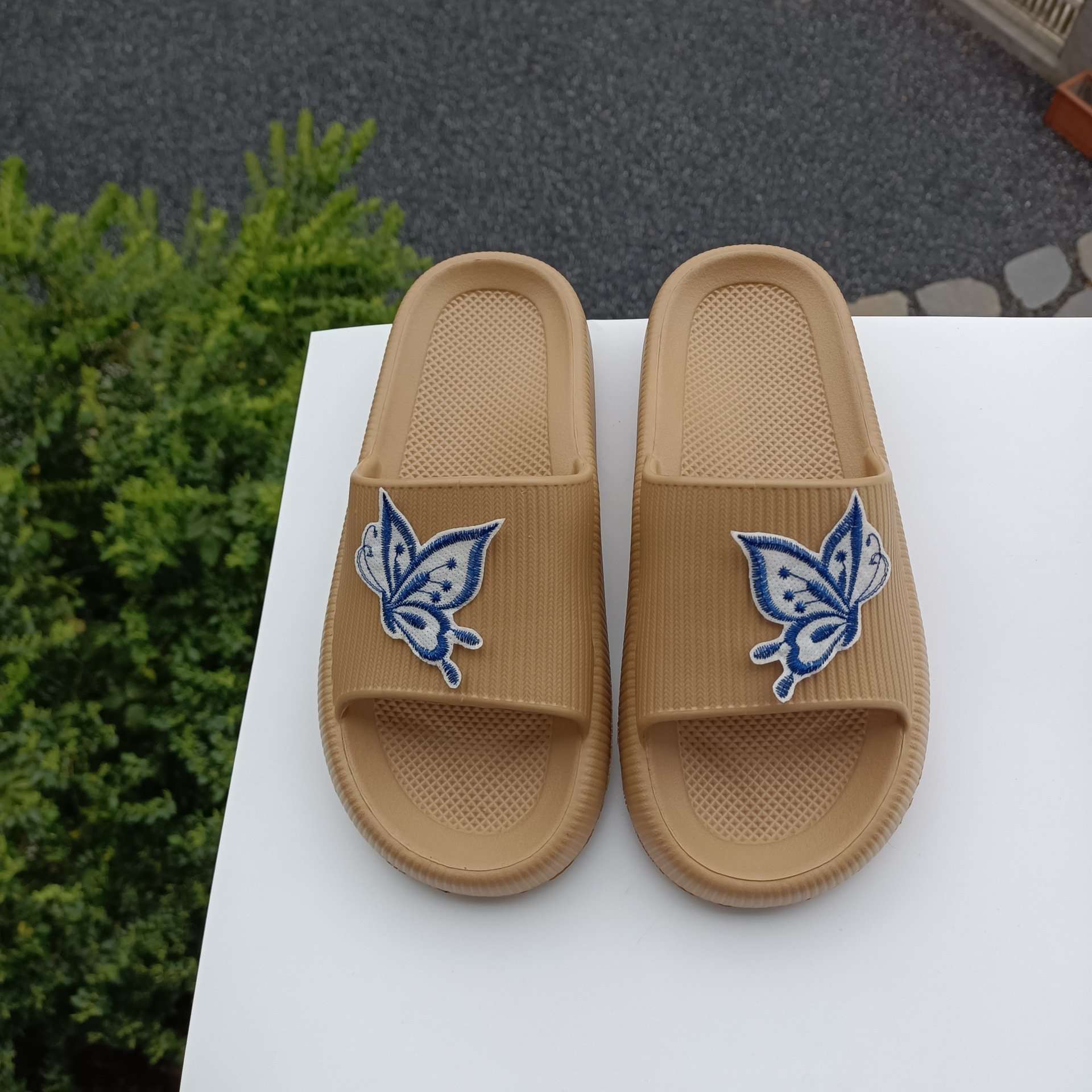 صندل مفتوح مزين بفراشة