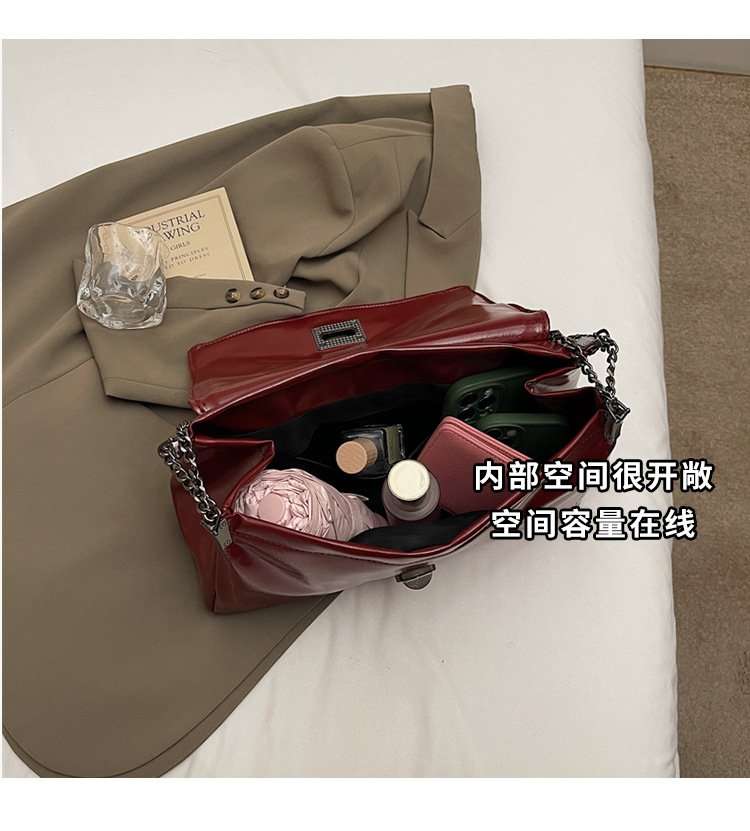 Flap Shoulder Bag with Chain Strap image 7