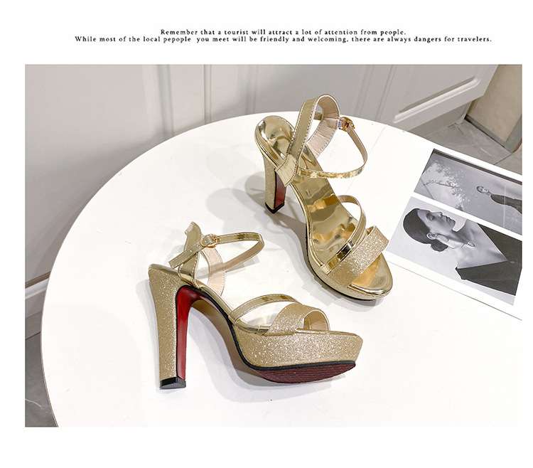 أحذية بكعب عالٍ أنيقة ذات نعل سميك وإبزيم