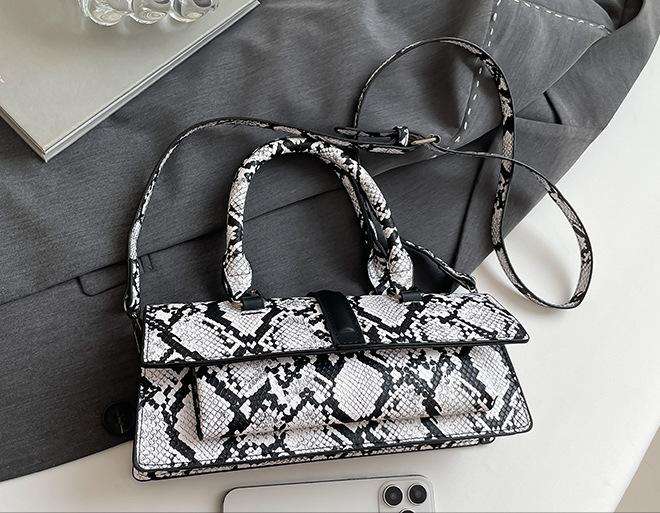 حقيبة يد بتصميم جلد الثعبان