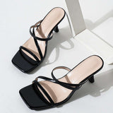 صندل بكعب مربع من الأمام مصنوع من الجلد اللامع