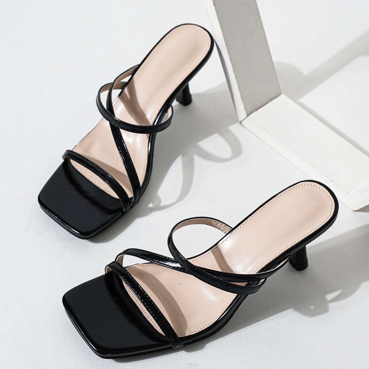 صندل بكعب مربع من الأمام مصنوع من الجلد اللامع