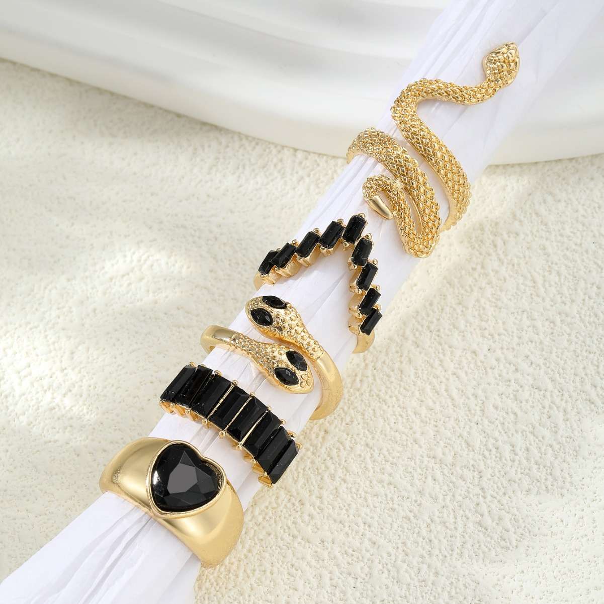 طقم خواتم ذهبية مضادة للتشوه على شكل ثعبان وزمرد