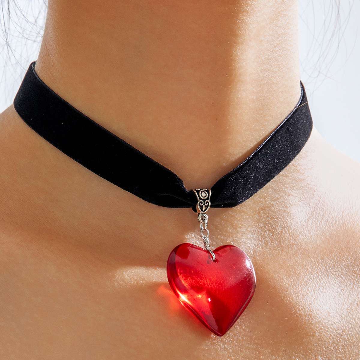 Eothic Choker with Heart Pendant image 4