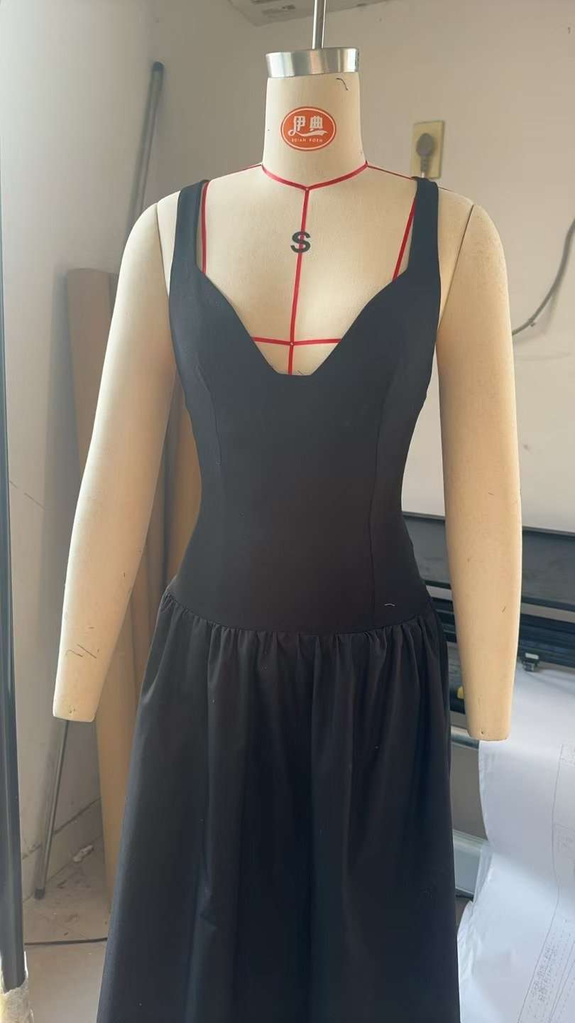 Classic Black Sleeveless Midi Dress image 2