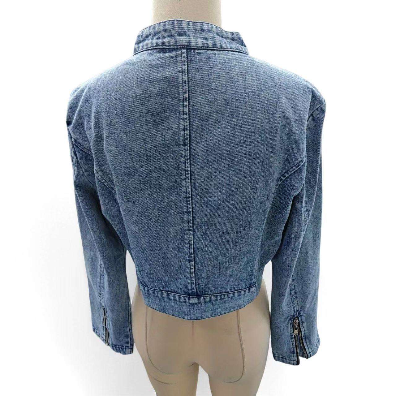 Light-Wash Jacket with Zipper Details image 5
