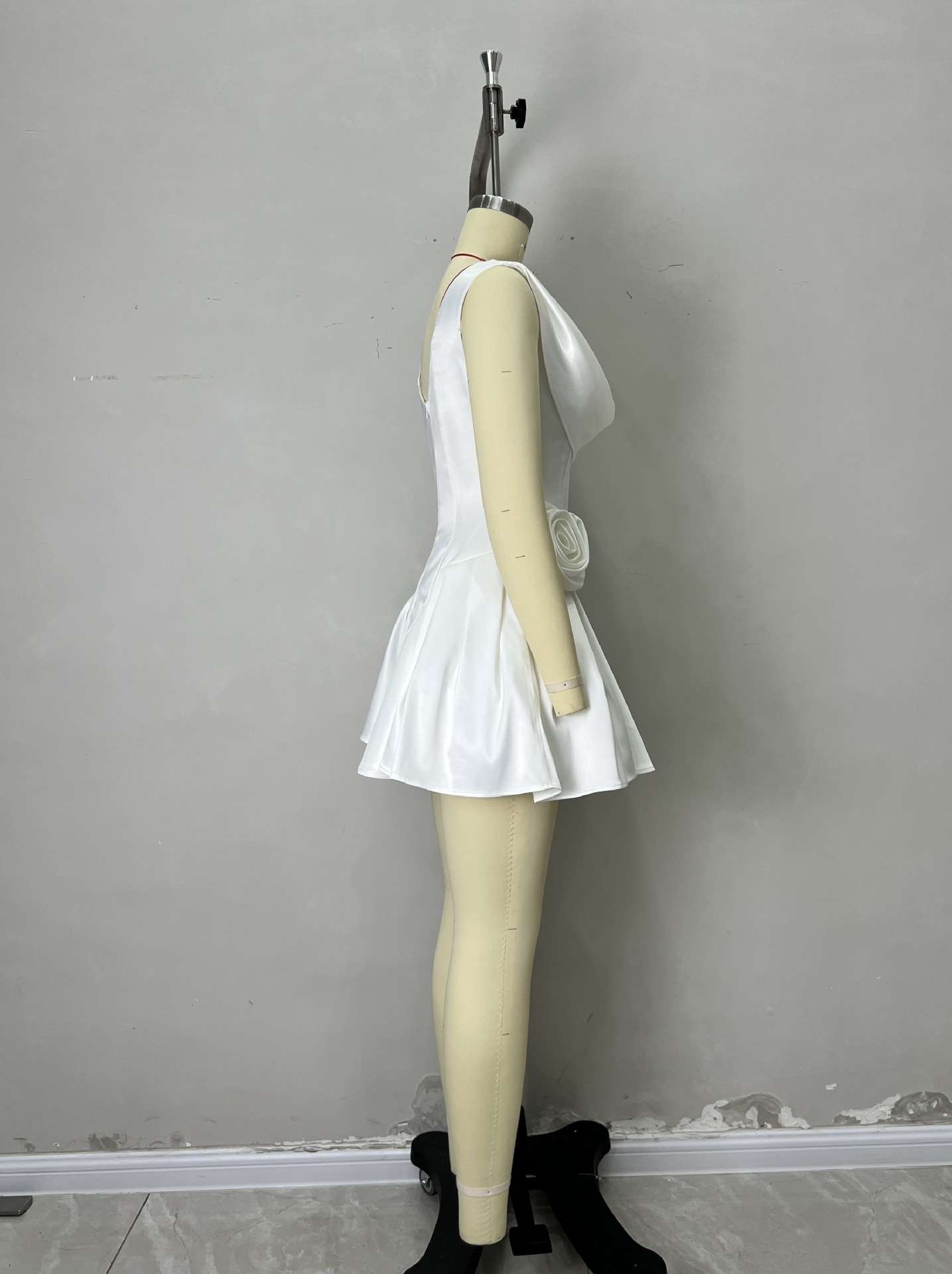 Elegant Dress with Floral Detailing image 3