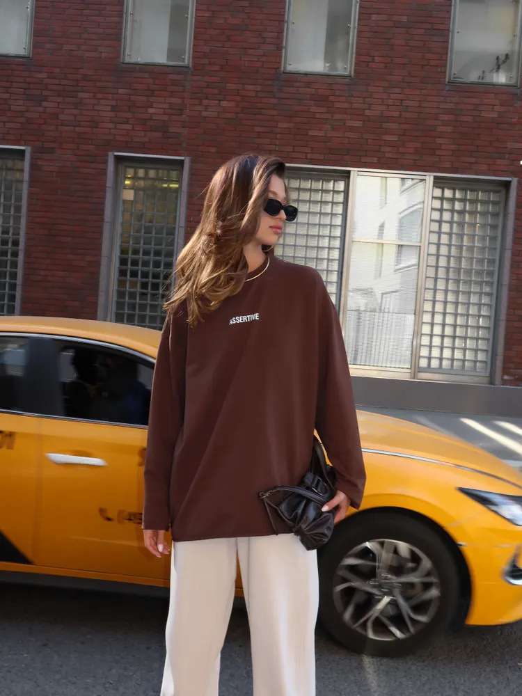 Casual White Sweatshirt with Text - M, Brown image
