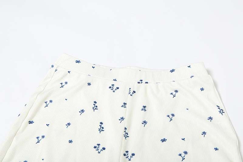 Pajama Set with Floral Print image 4