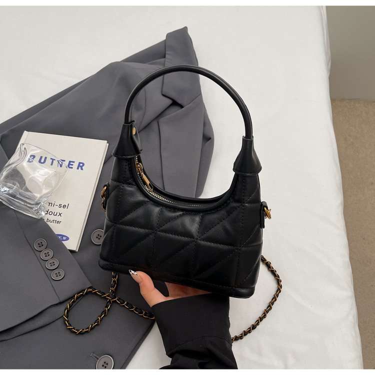 حقيبة كتف صغيرة مبطنة