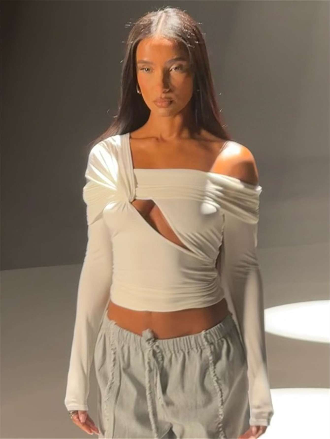 Cold-shoulder Cut-out Detail Top image 3