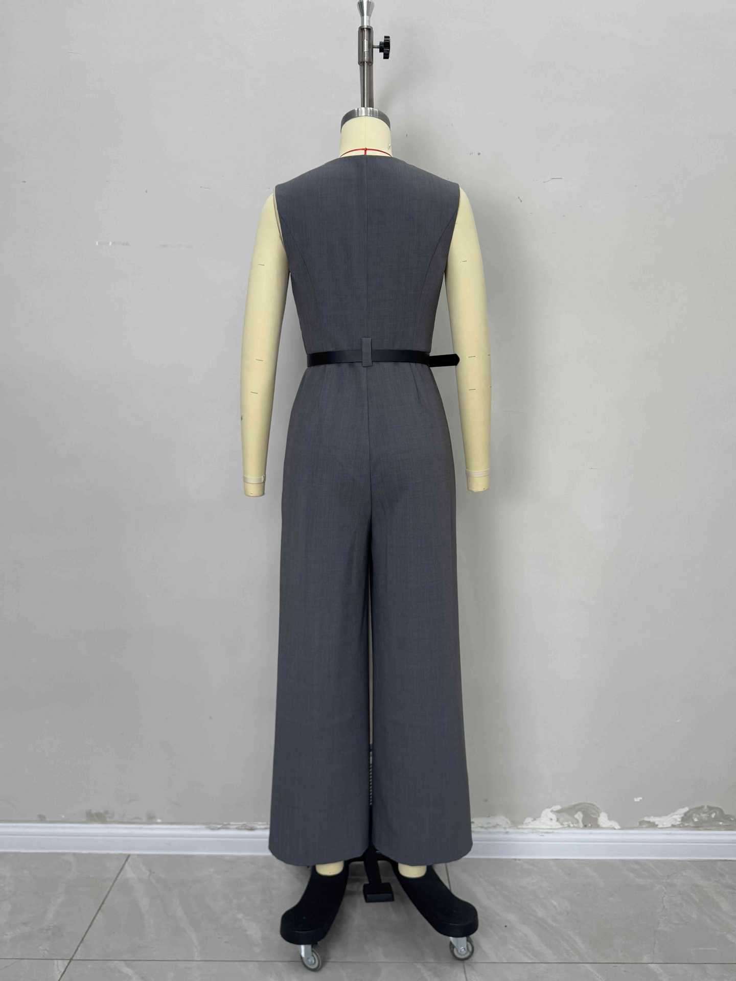 Elegant Sleeveless Jumpsuit with Wide-Leg Pants image 6