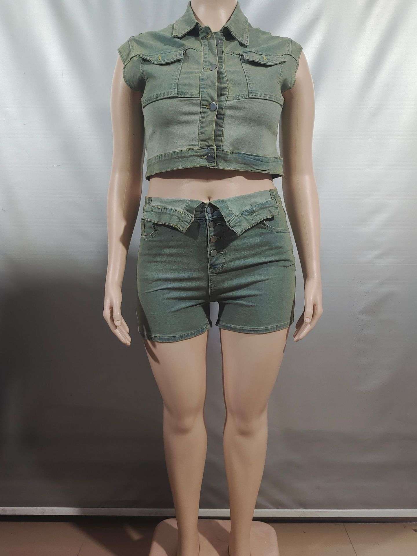 Trendy Two-Piece Set with Cropped Top & Shorts image 3