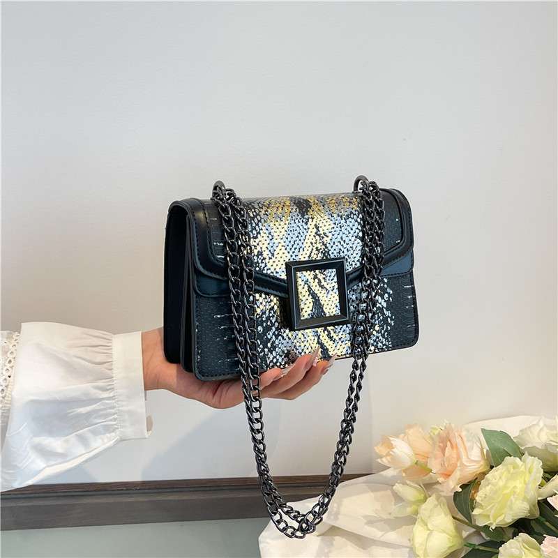 حقيبة كتف بسلسلة بنقشة جلد الثعبان