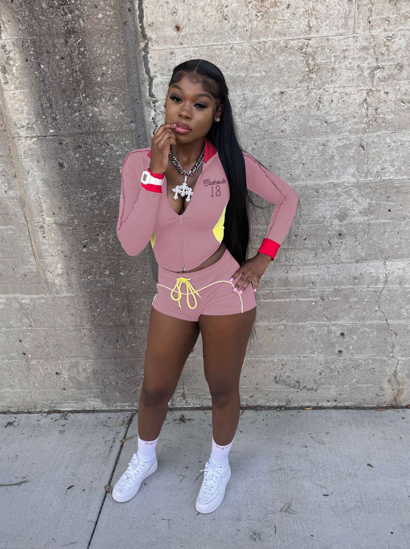 Trendy Athleisure Set with Colorful Accents - M, Pink image