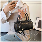 حقيبة يد مزينة بسلسلة مفاتيح على شكل فيونكة