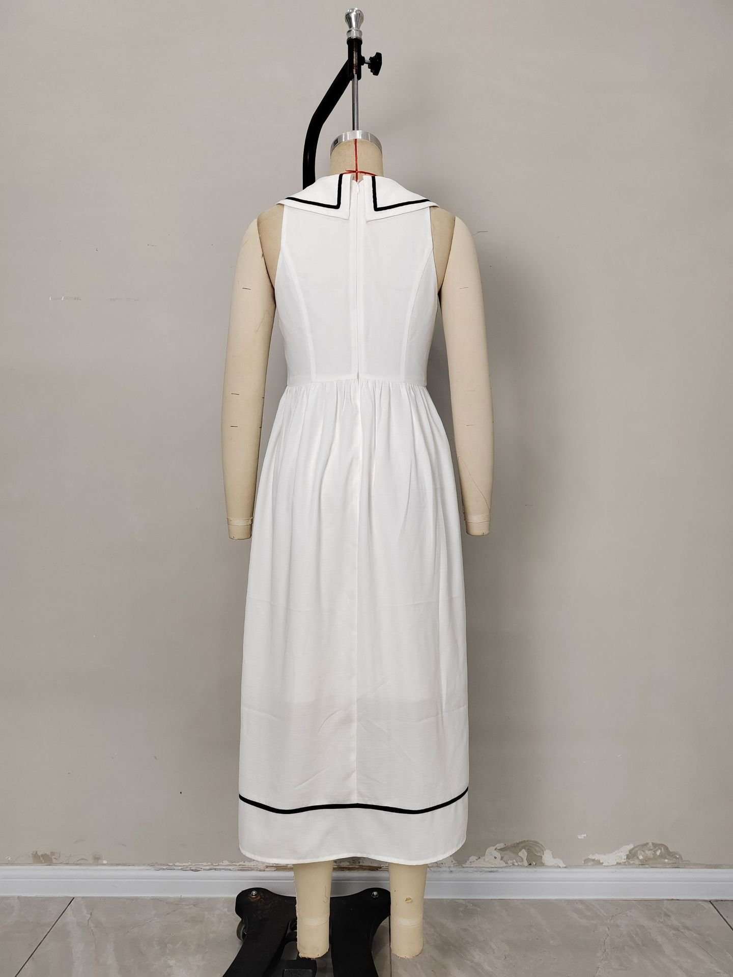 Beach-Ready Sleeveless  Maxi Dress with Trim image 4