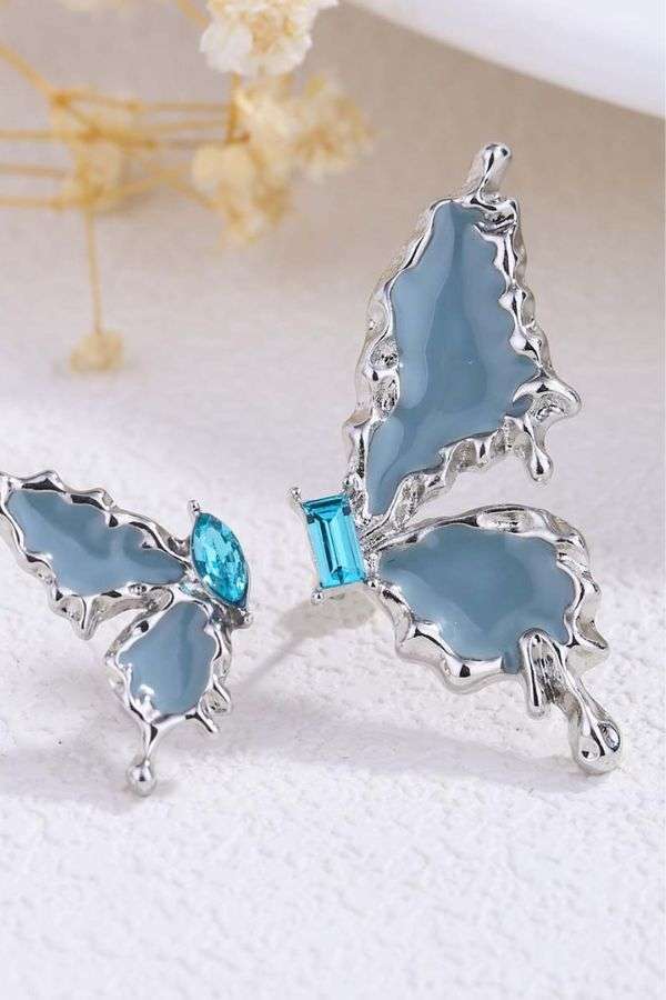 Elegant Butterfly-Shaped Brooch image 0