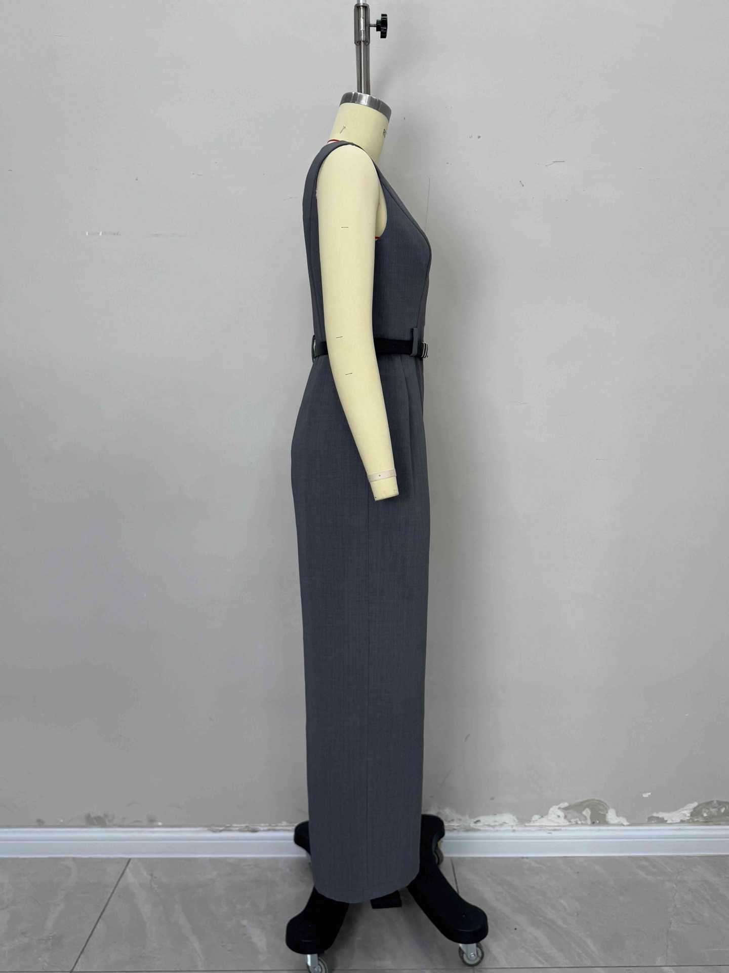 Elegant Sleeveless Jumpsuit with Wide-Leg Pants image 5