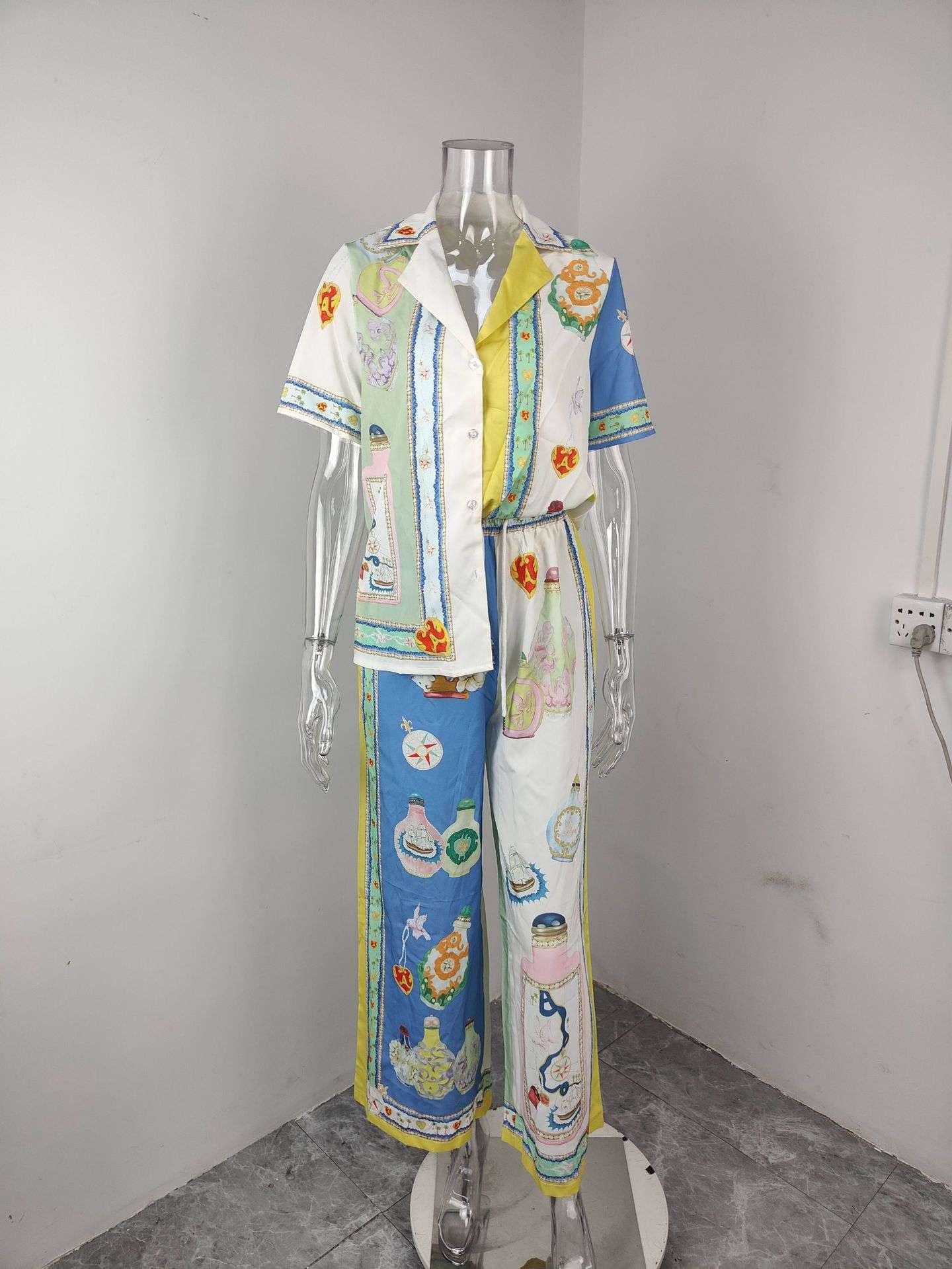 Two-Piece Set with Matching Pants and Shirt image 4