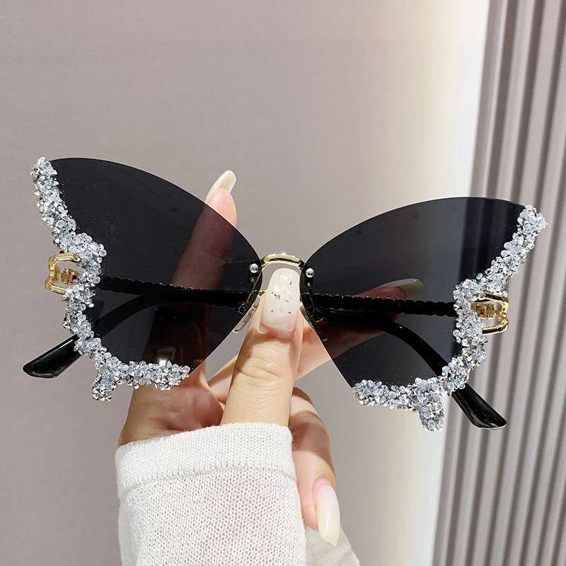 Glamorous Butterfly-Shaped Sunglasses image 2