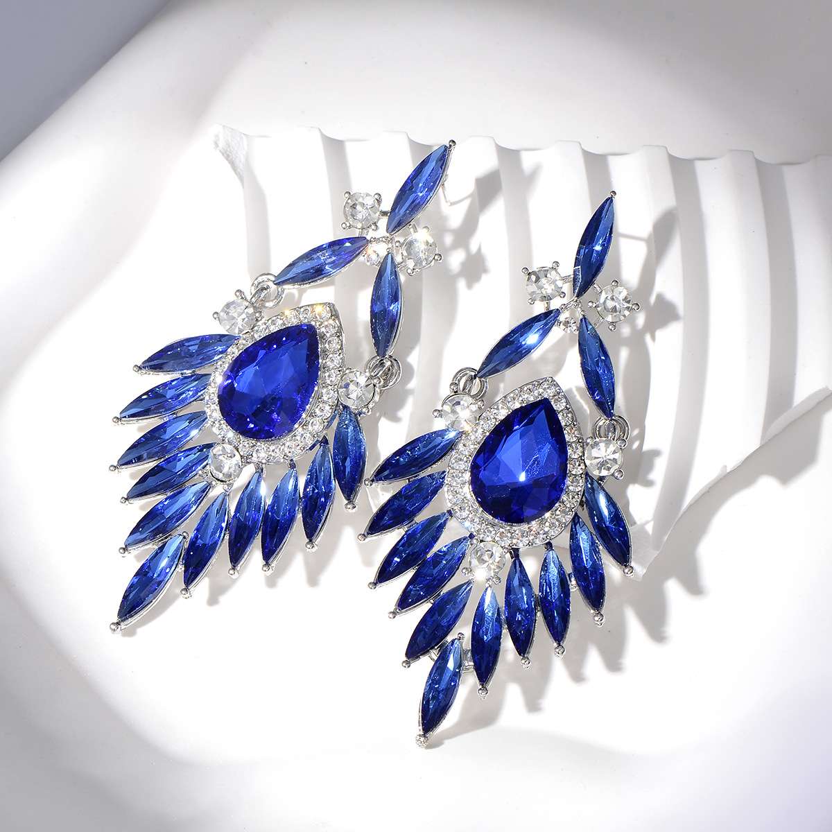 أقراط مرصعة بالزمرد