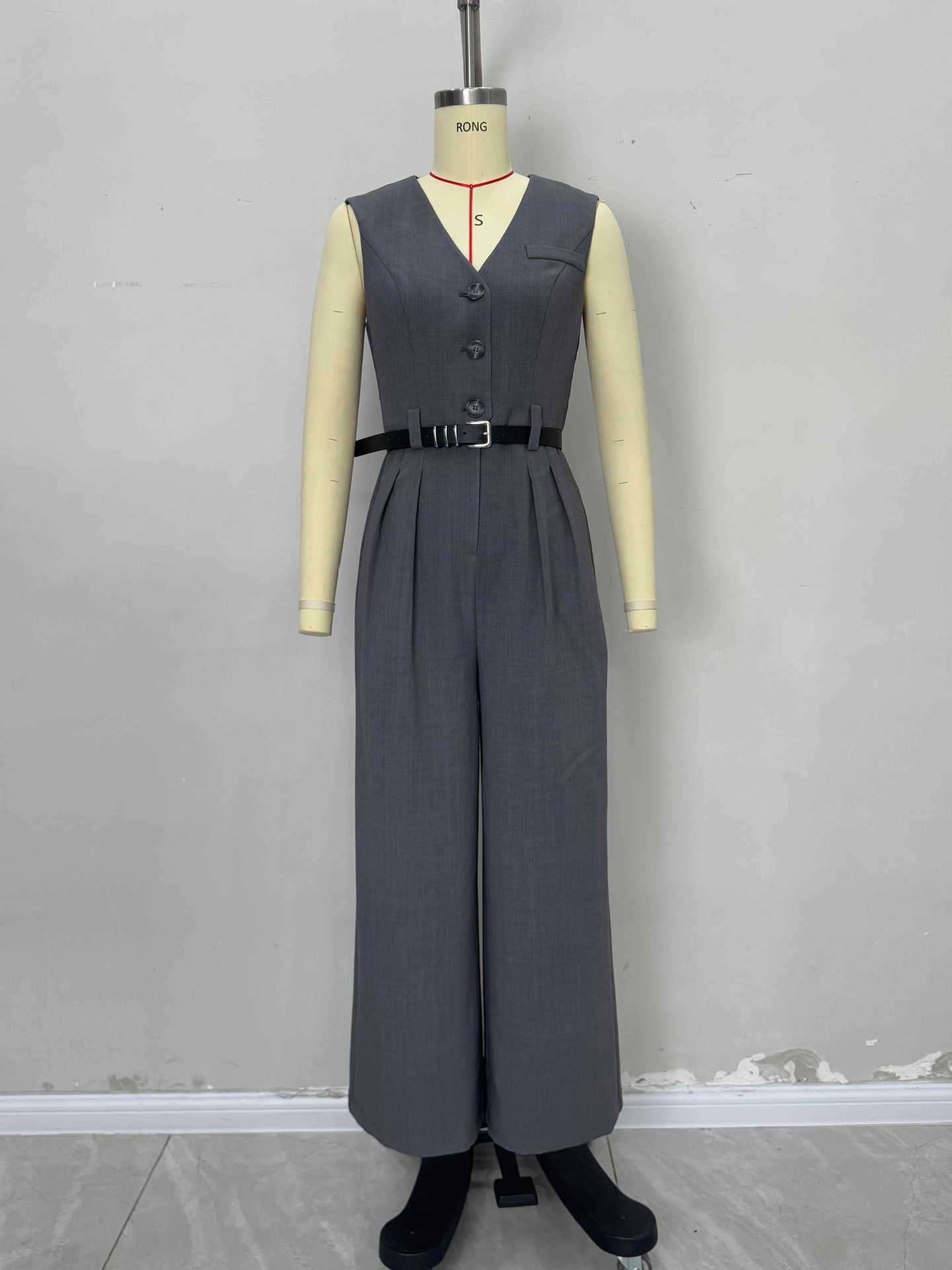 Elegant Sleeveless Jumpsuit with Wide-Leg Pants image 3