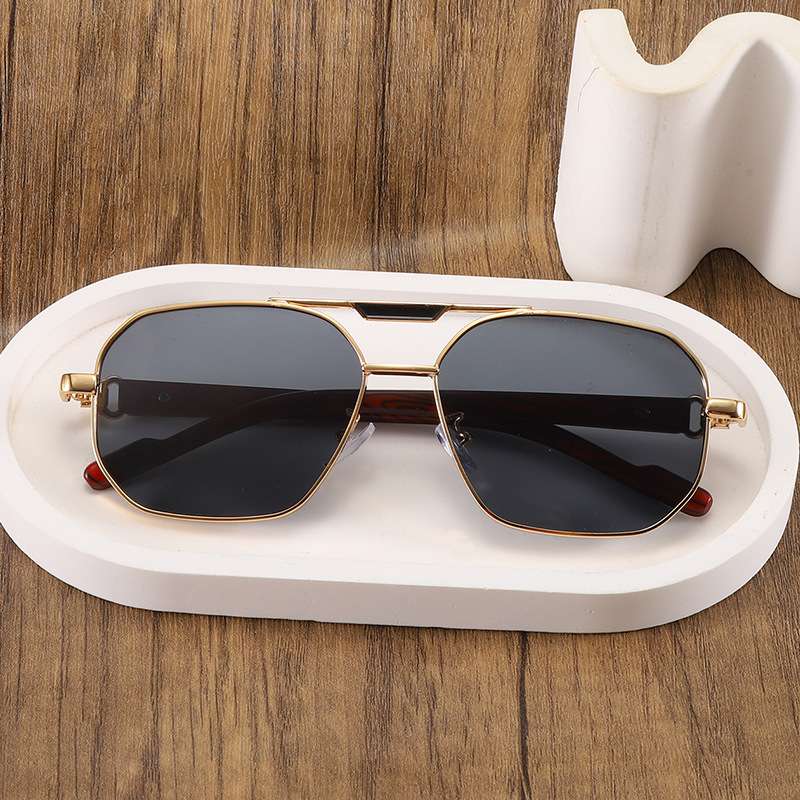 Stylish Gold Frame Aviator Sunglasses image 1