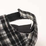 قبعة أنيقة بنقشة مربعات