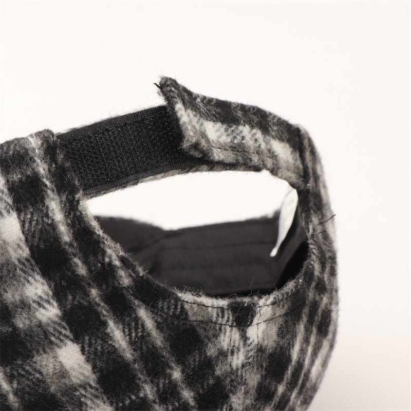 قبعة أنيقة بنقشة مربعات