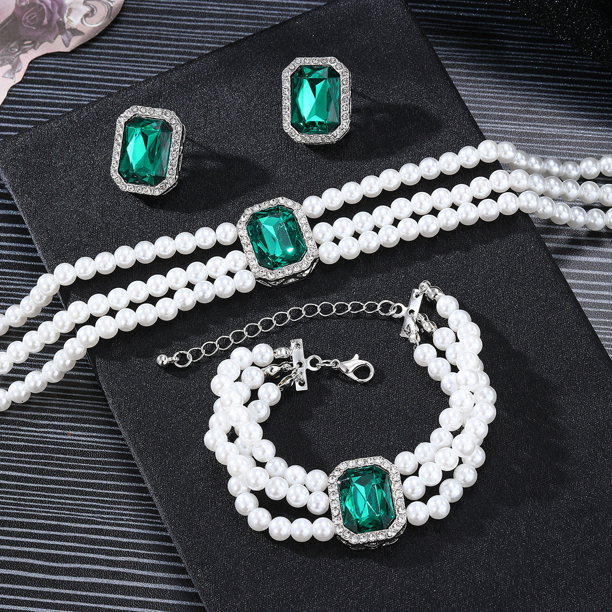 Elegant Pearl and Emerald Jewelry Set