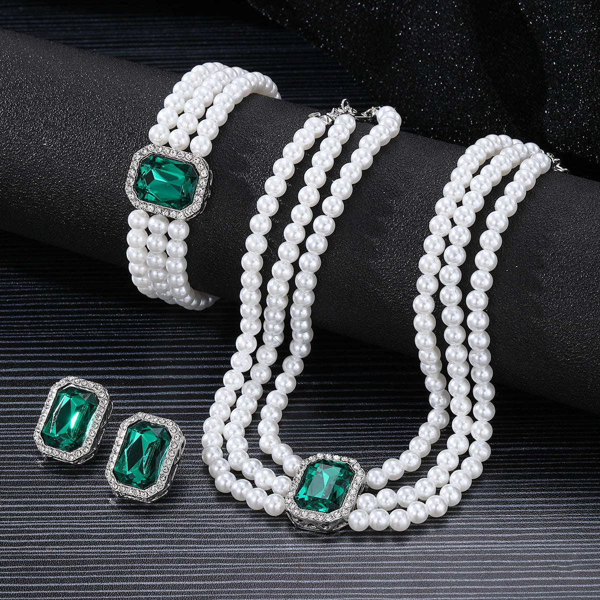 Elegant Pearl and Emerald Jewelry Set