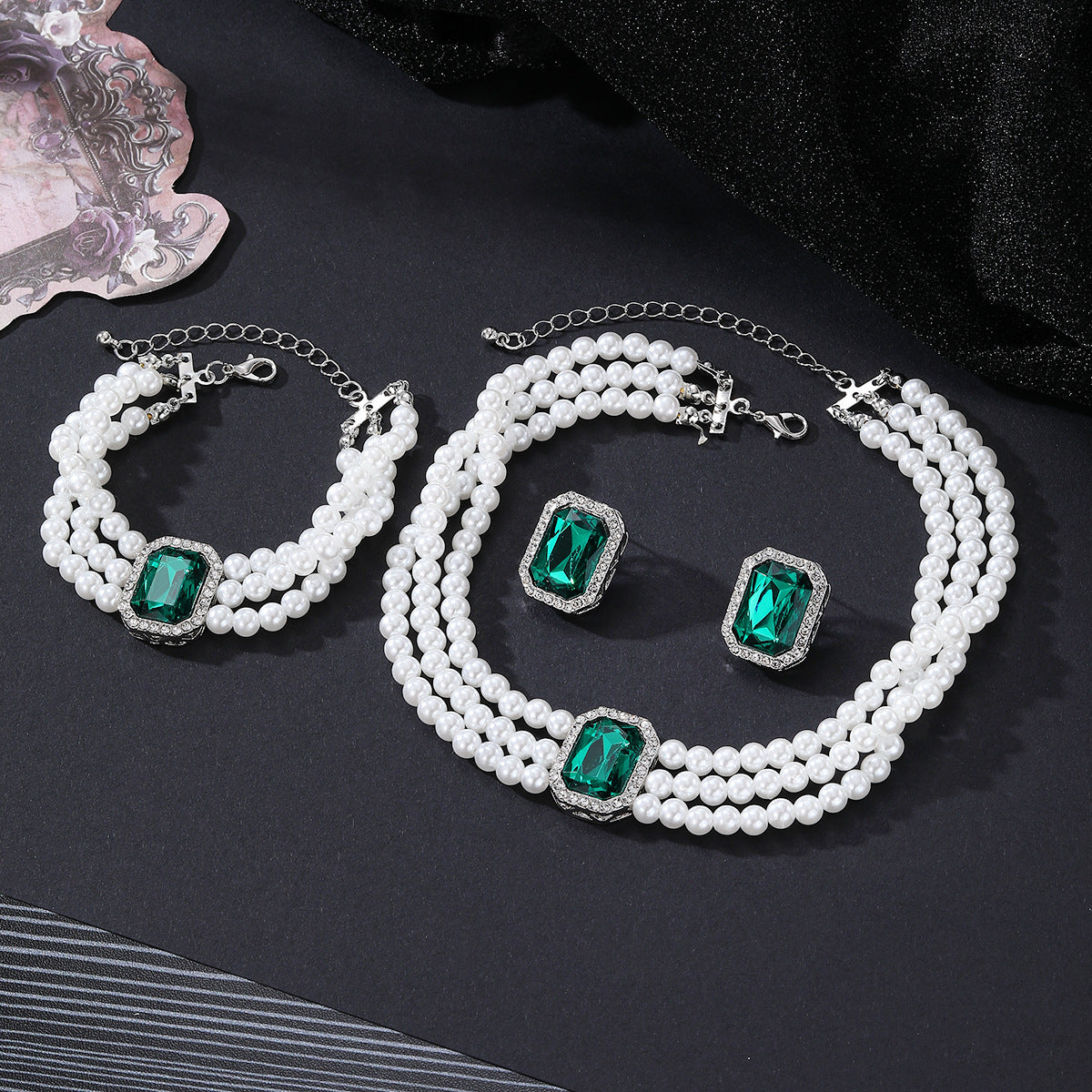 Elegant Pearl and Emerald Jewelry Set