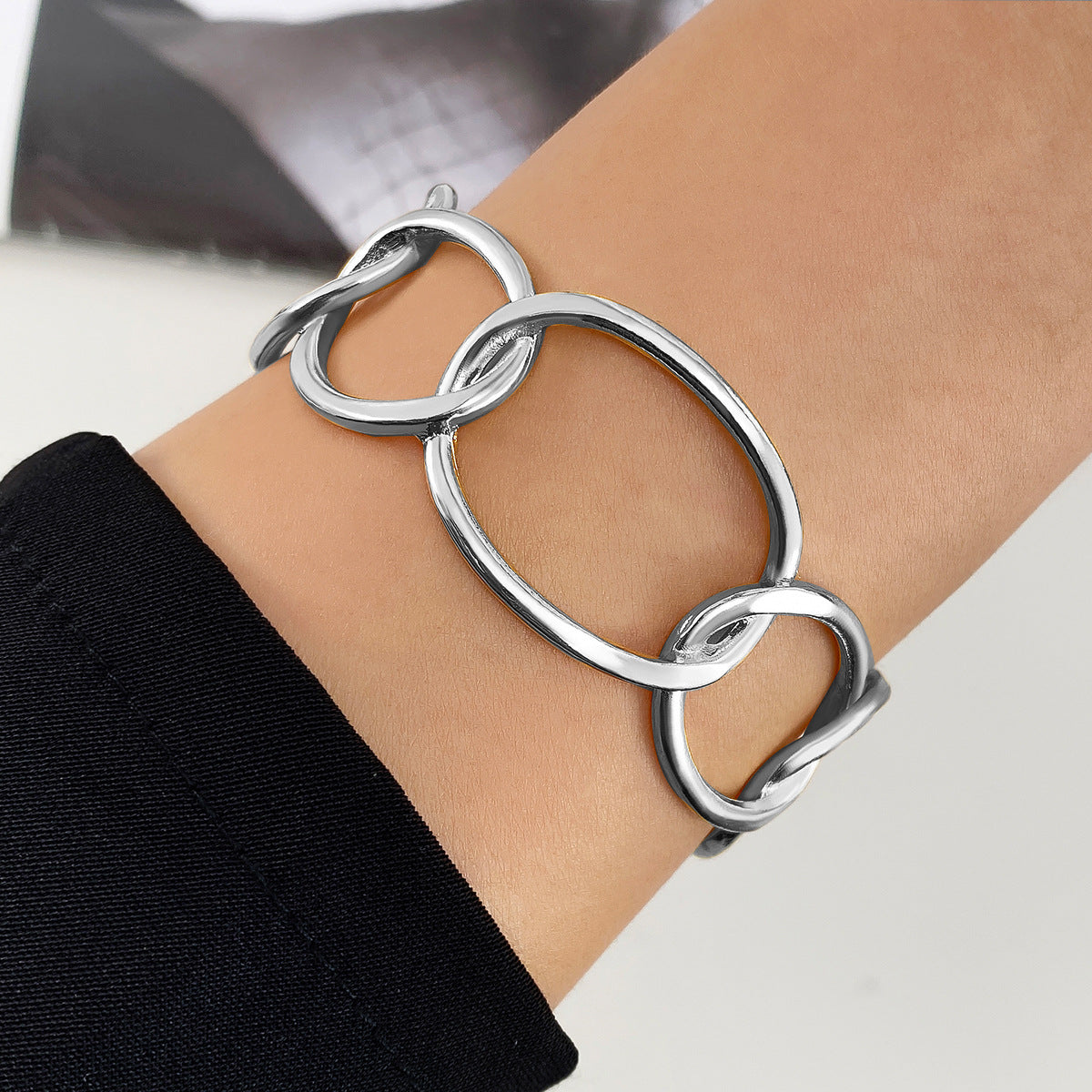 Elegant Interlinked Chain Bracelet