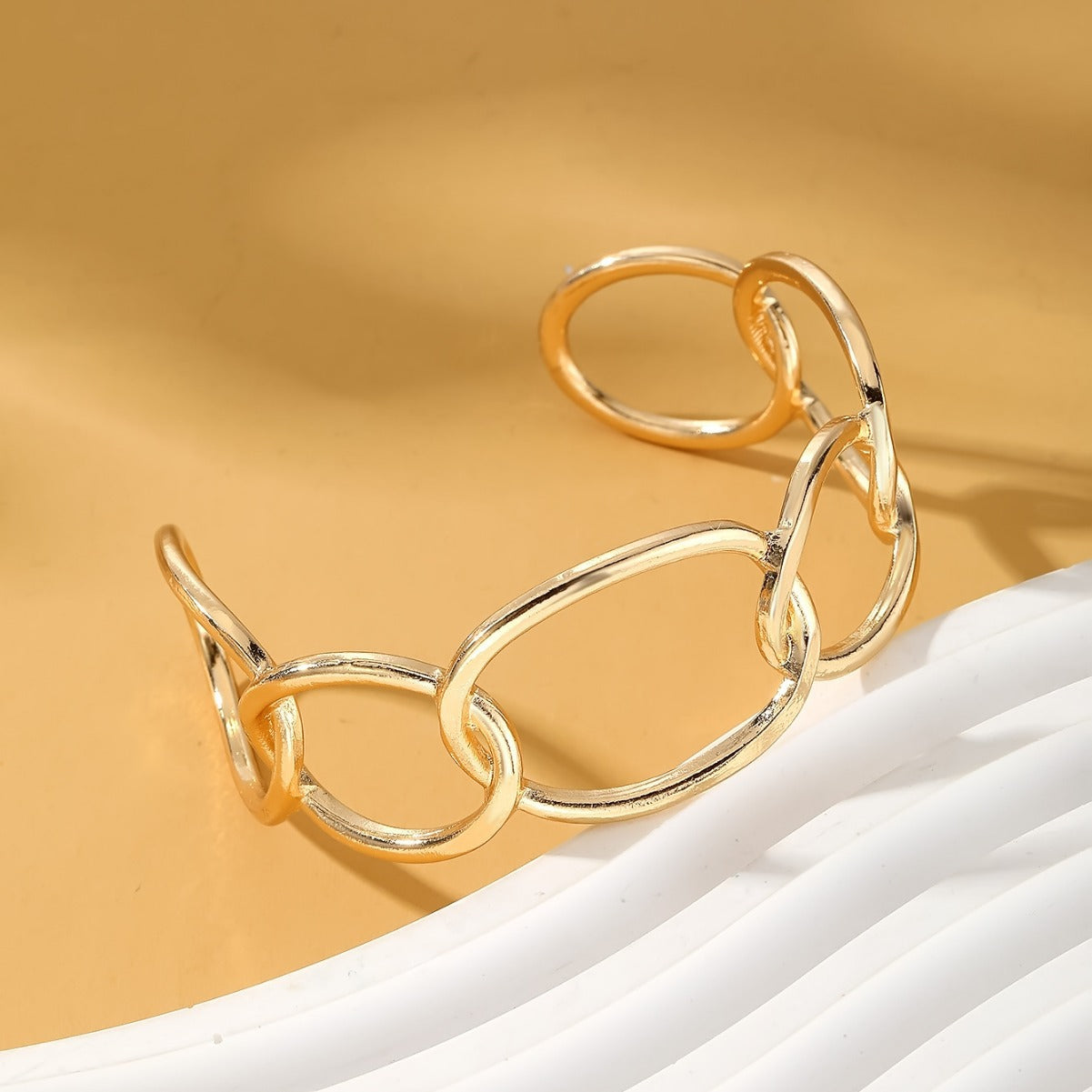 Elegant Interlinked Chain Bracelet