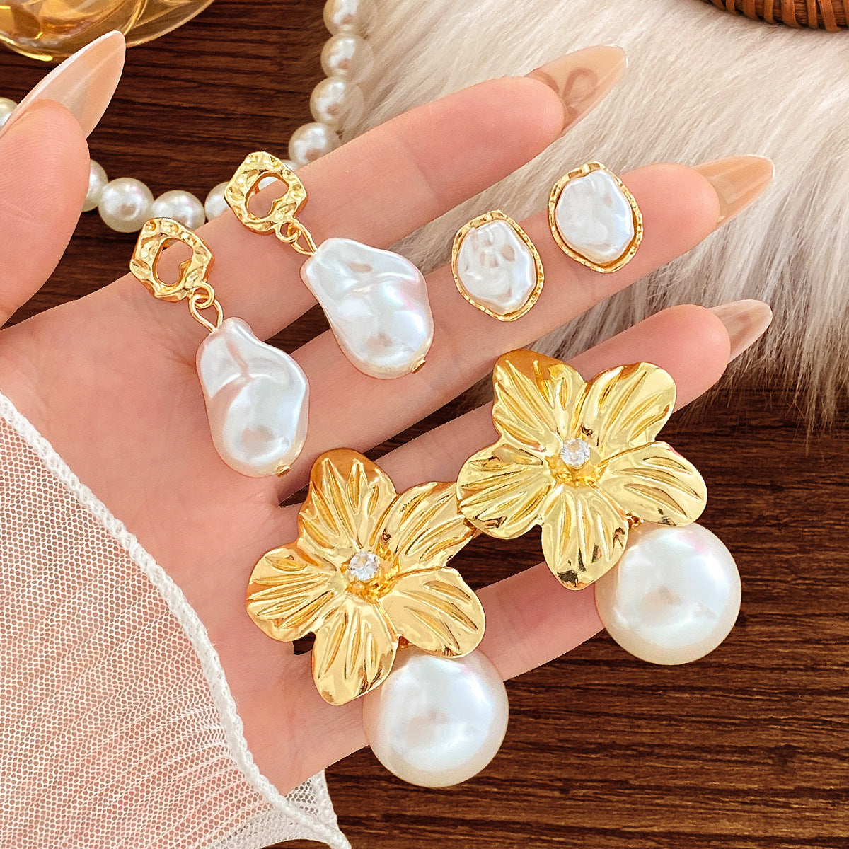 Women’s Gold Flower Pearl Drop Earrings