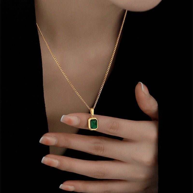 Gold Tone Green Stone Pendant Necklace