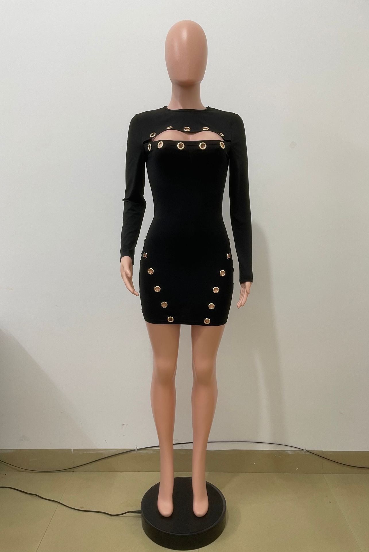 فستان أسود أنيق ضيق للجسم