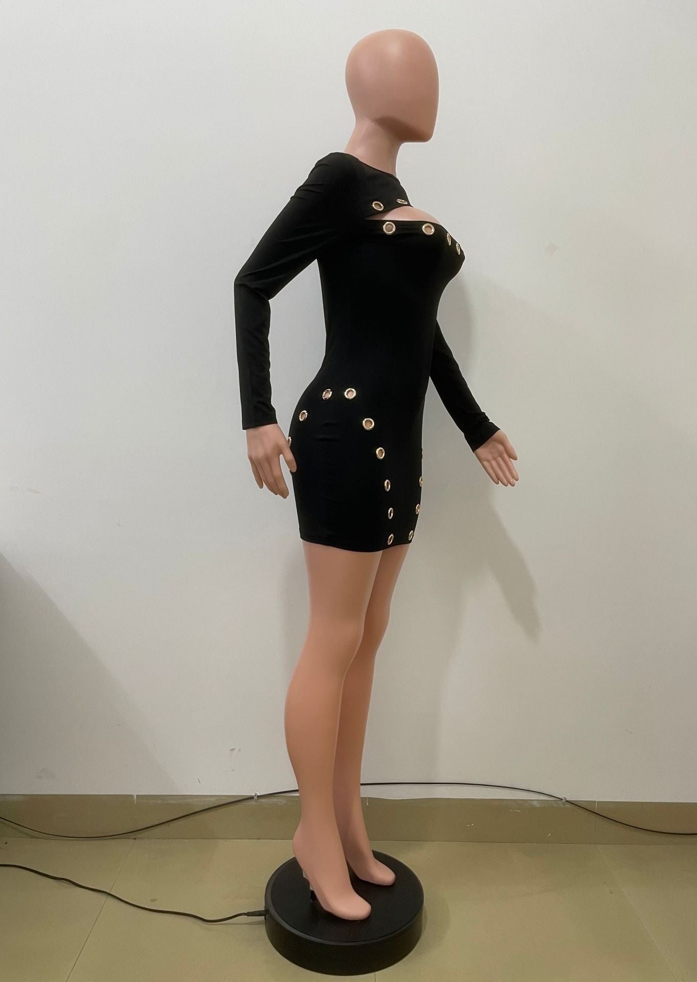 فستان أسود أنيق ضيق للجسم