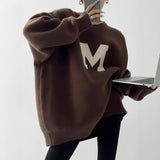 كنزة صوفية محبوكة برسومات "M" بارزة