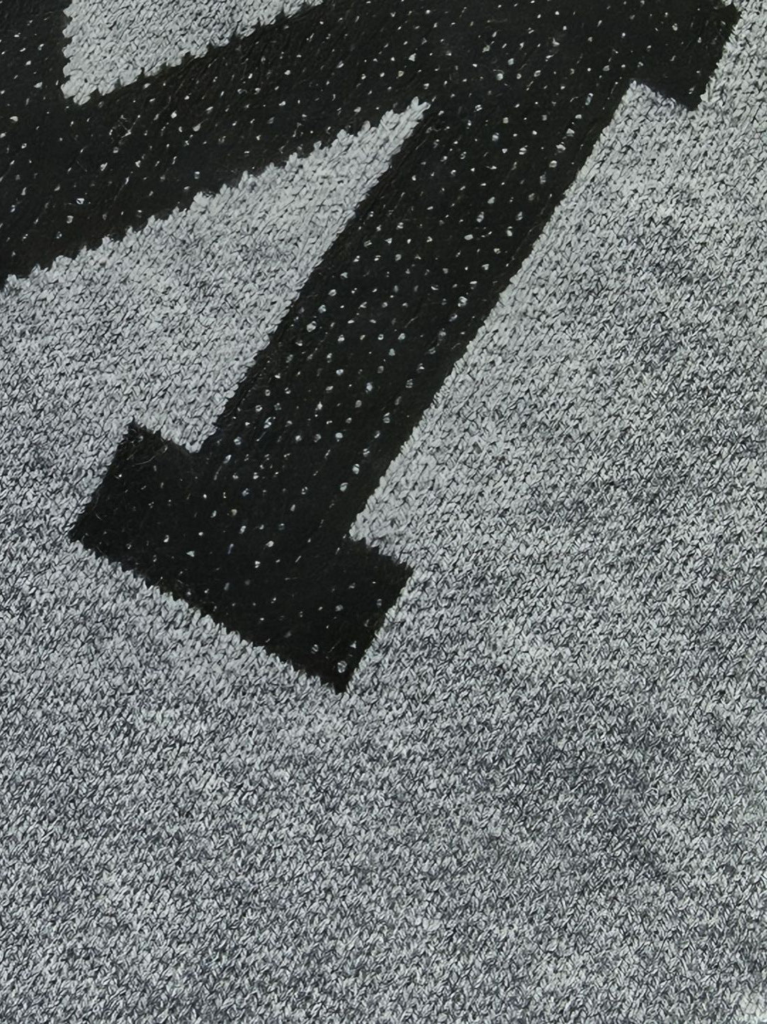 كنزة صوفية محبوكة برسومات "M" بارزة