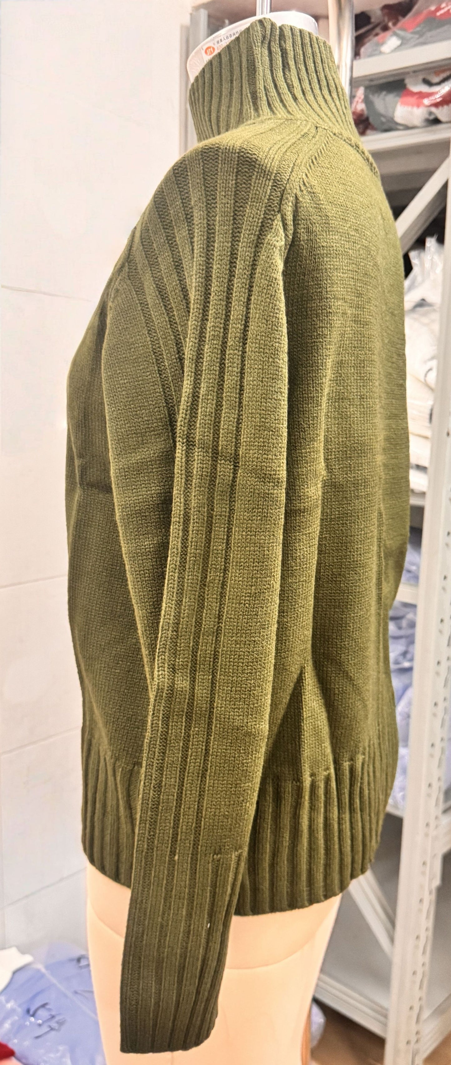 كنزة صوفية محبوكة مضلعة برقبة عالية