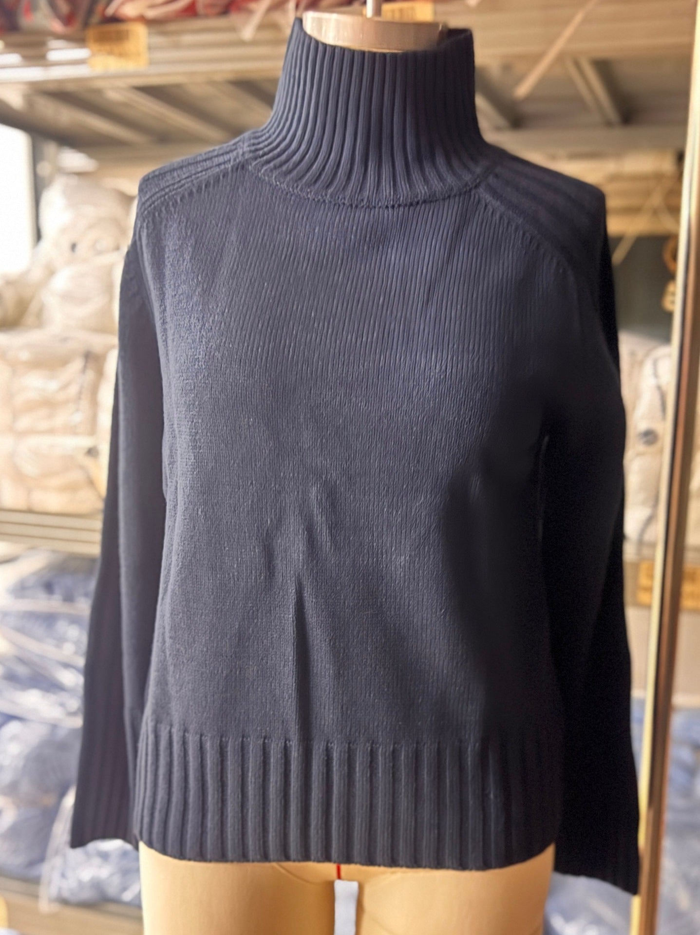 كنزة صوفية محبوكة مضلعة برقبة عالية